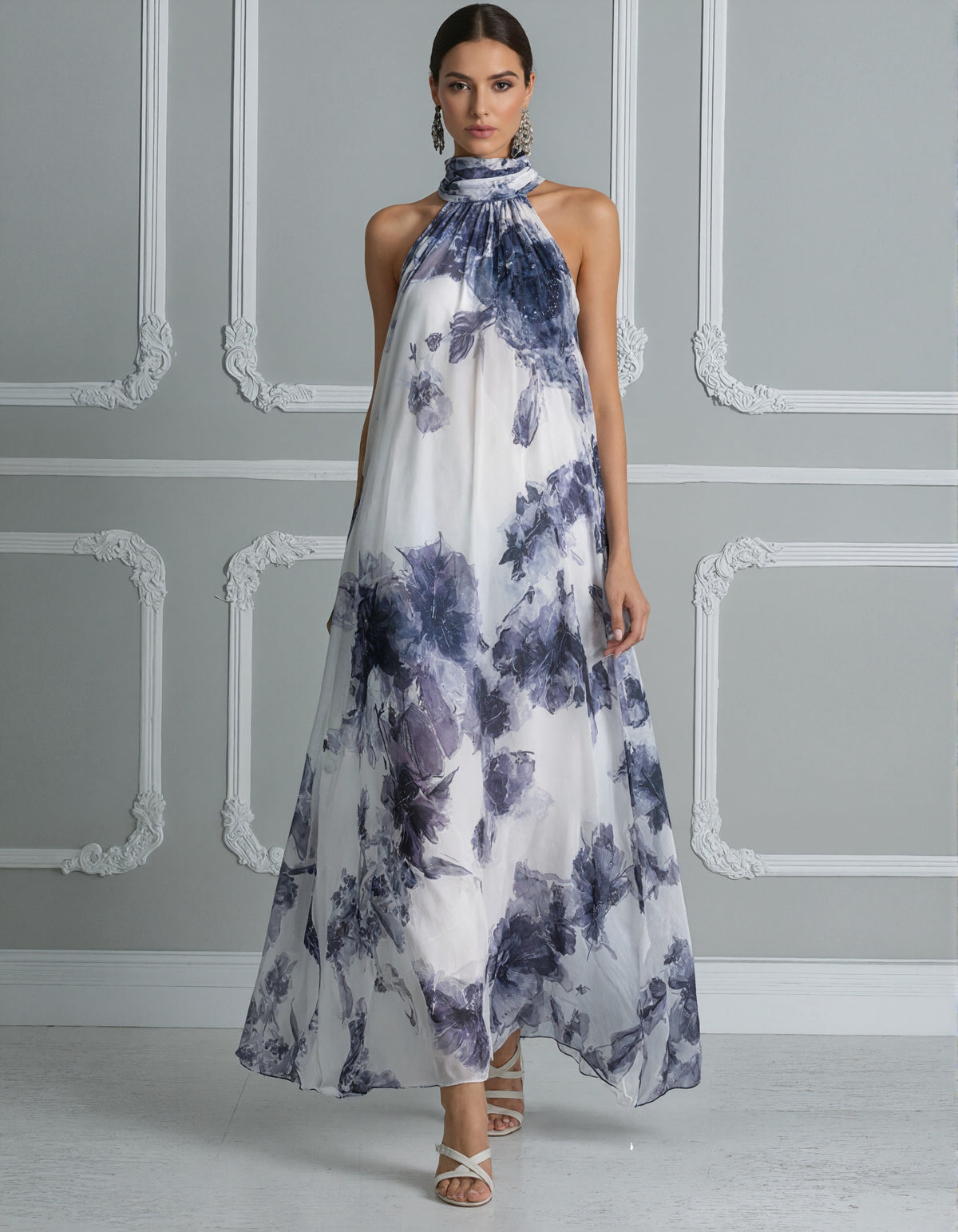 Vestido maxi de gasa con estampado en tinta azul púrpura y cuello halter