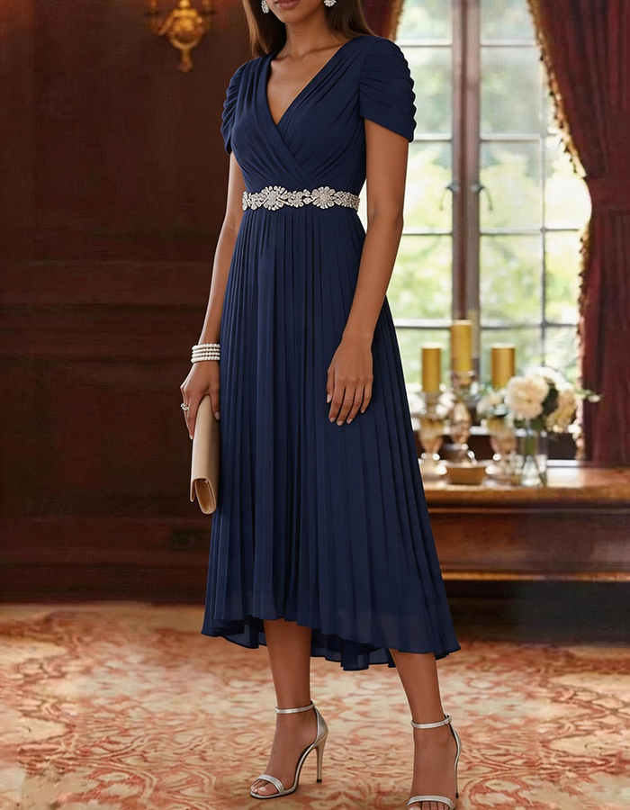 Vestido midi azul-marinho em chiffon plissado com decote em V, mangas curtas franzidas