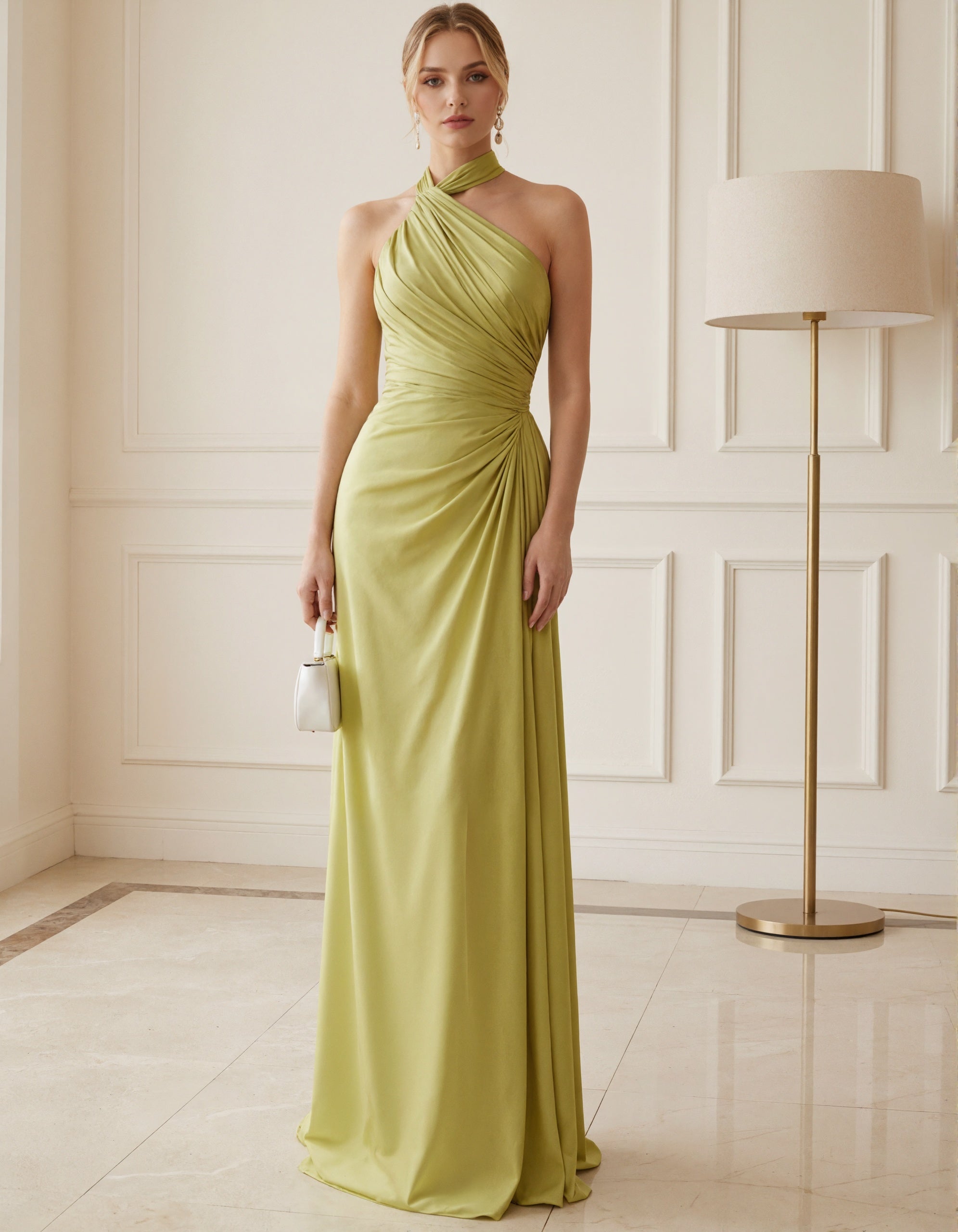Maxikleid aus Avocado-Grünem Satin mit Neckholder und Rückenausschnitt