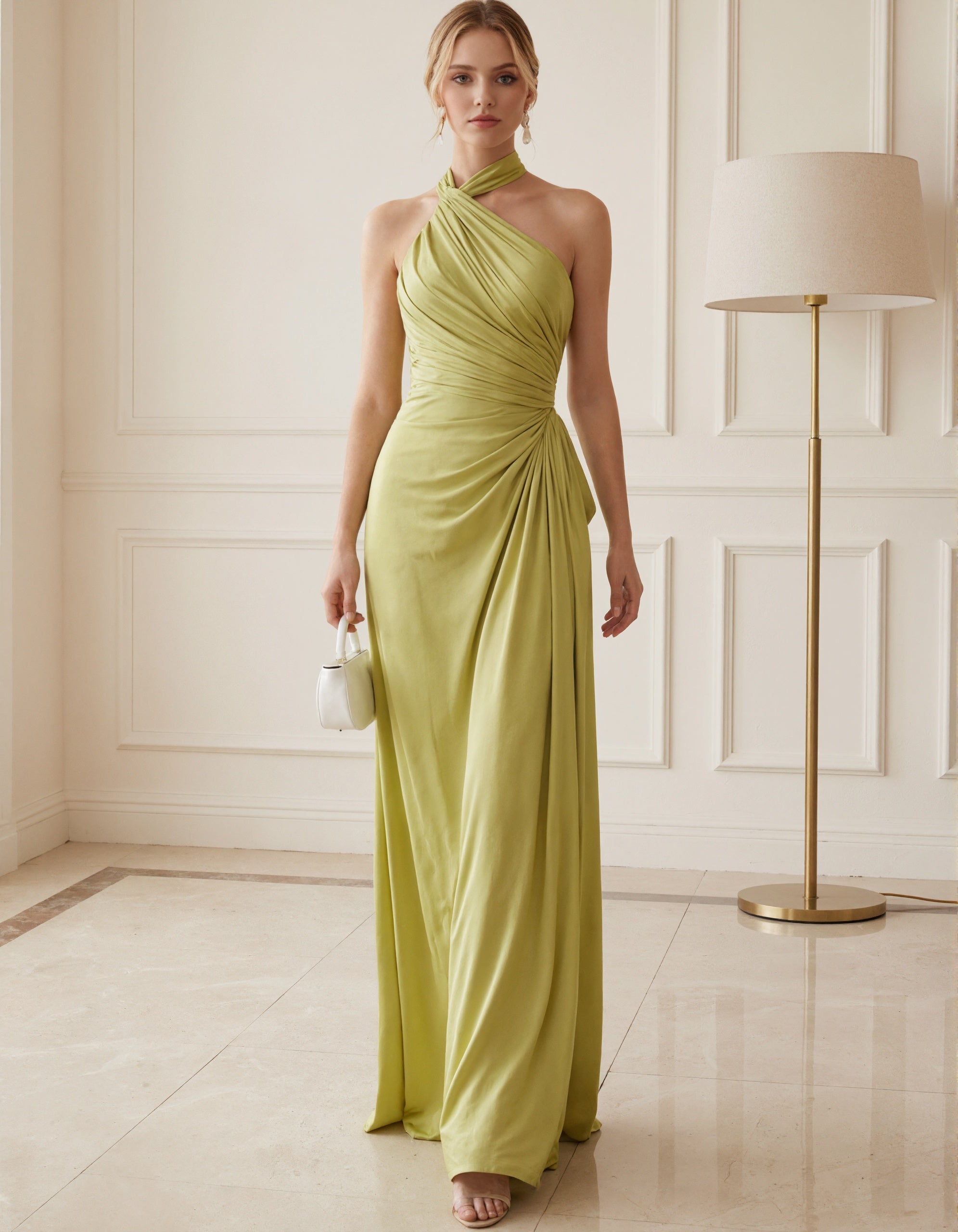 Maxikleid aus Avocado-Grünem Satin mit Neckholder und Rückenausschnitt