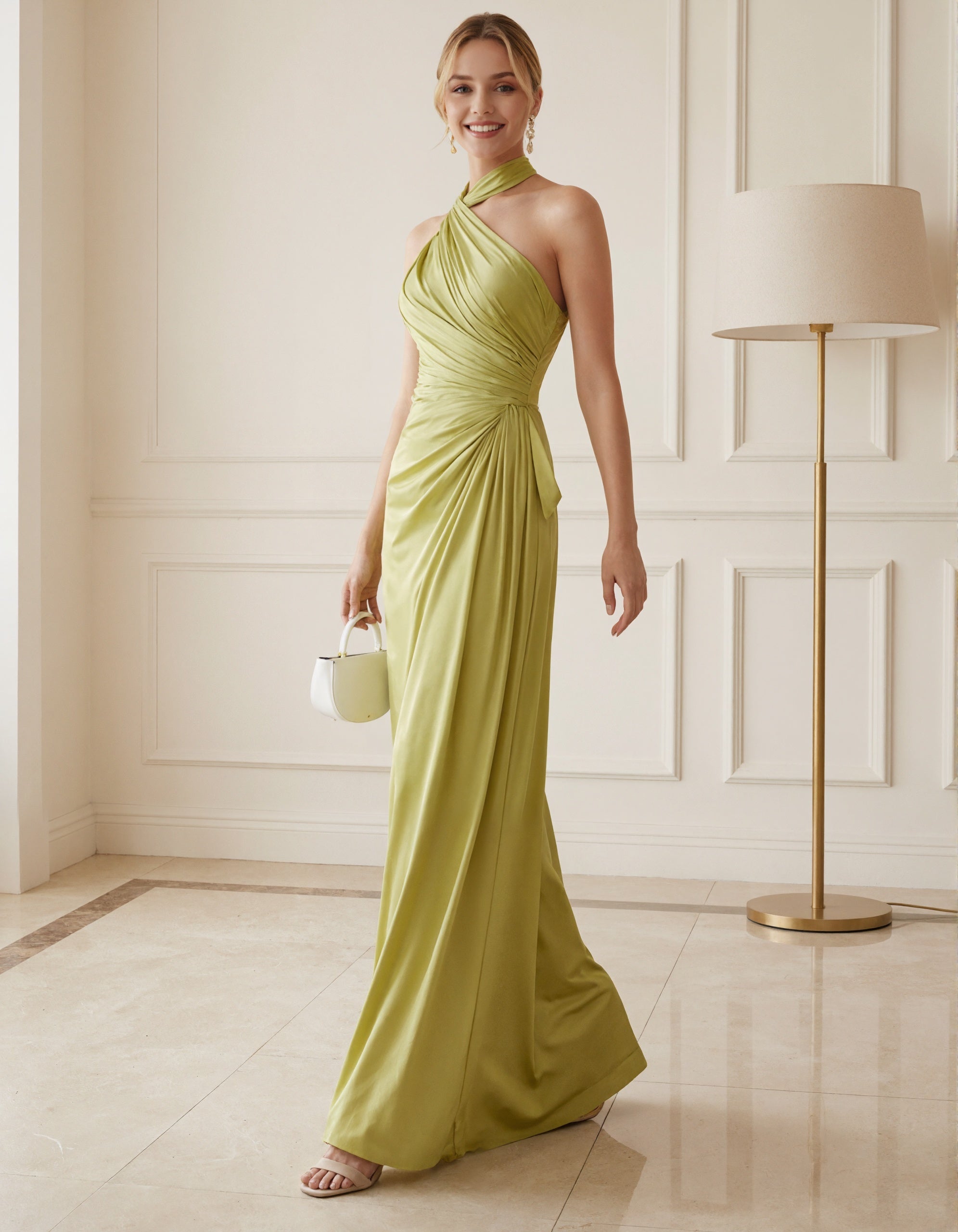 Maxikleid aus Avocado-Grünem Satin mit Neckholder und Rückenausschnitt