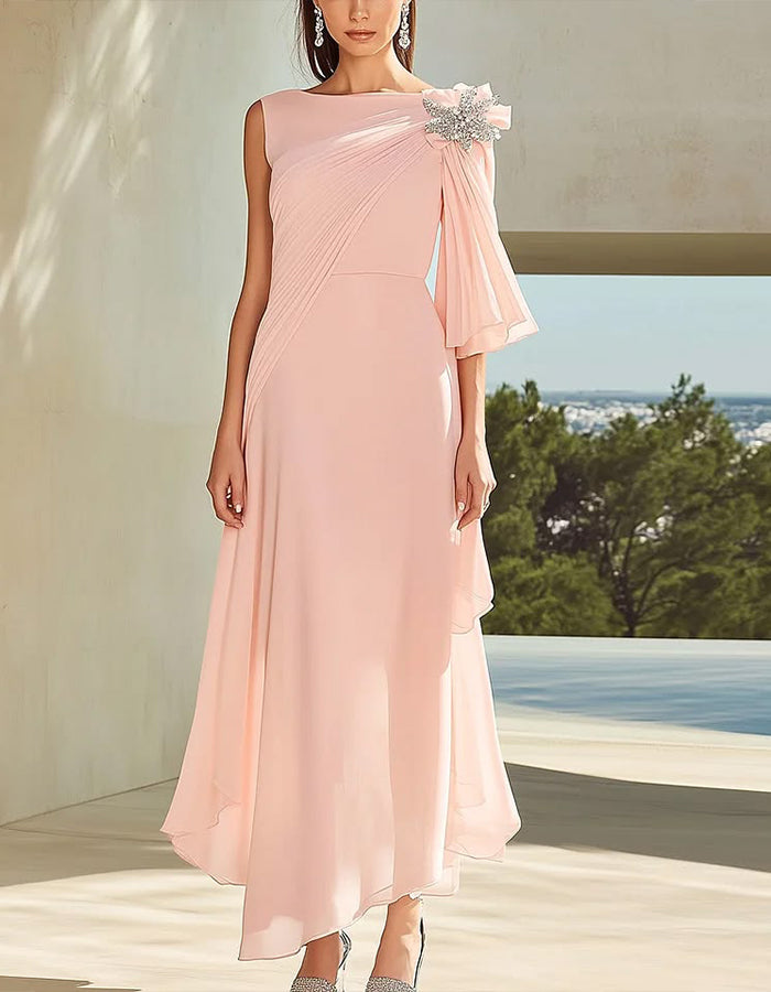 Abito lungo rosa in chiffon con scollo a barca, pieghe e una spalla