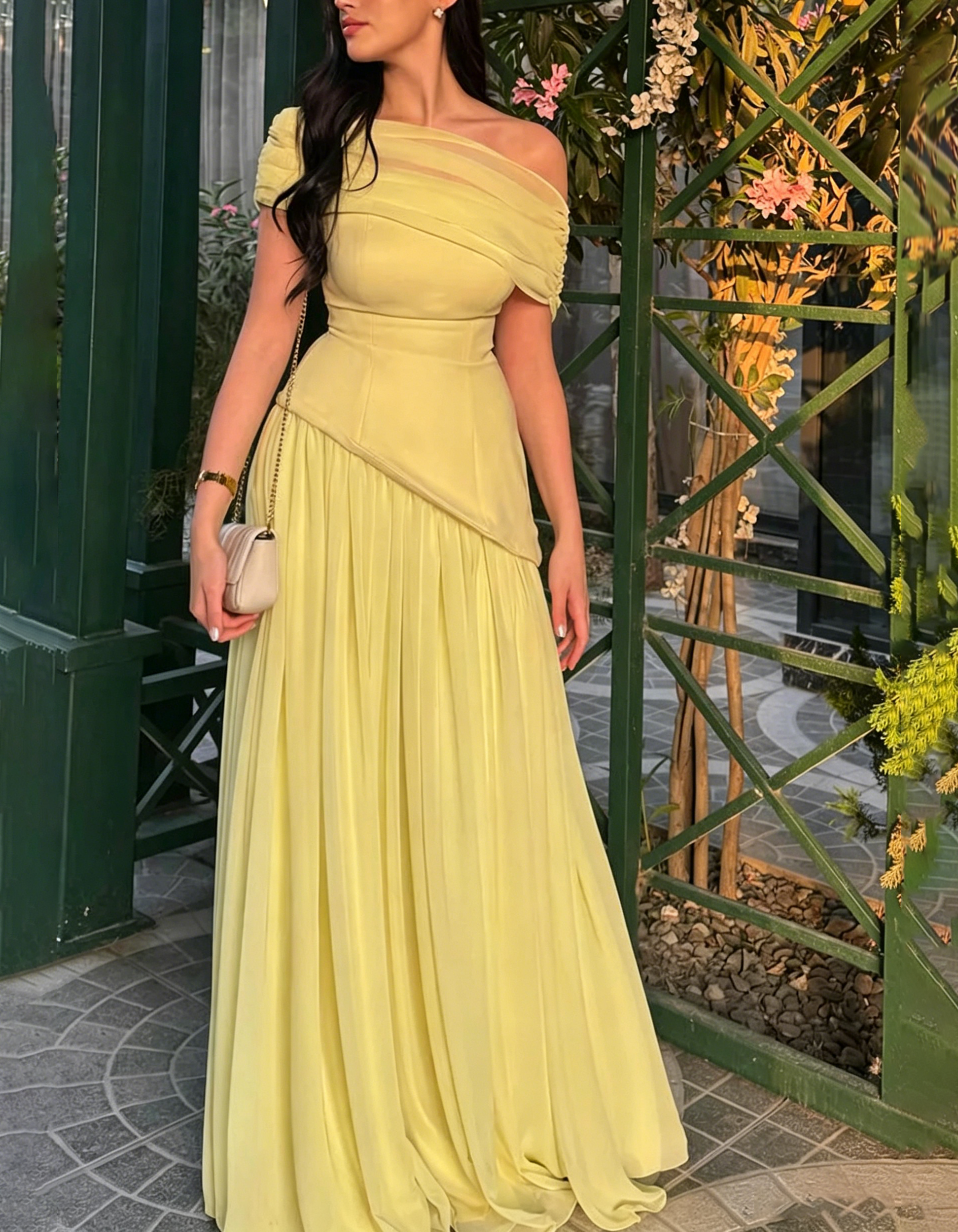 Vestido maxi de gasa plisada con drapeado, escote off-the-shoulder y tejido elástico combinado