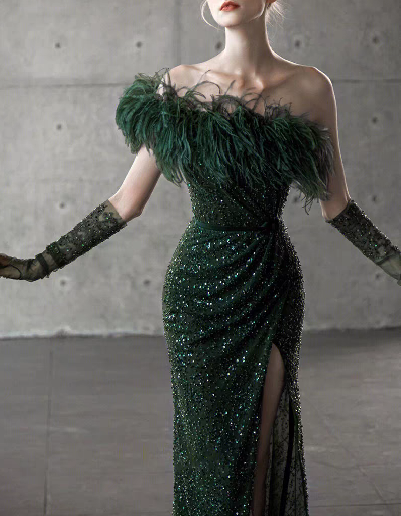 Vestido Maxi Sereia Verde Escuro com Ombros Descobertos, Penas, Lantejoulas e Fenda