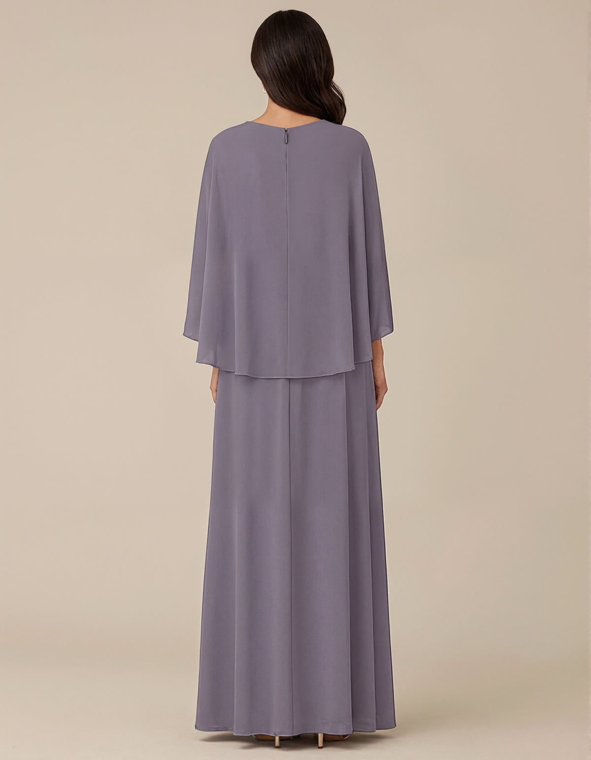Abito lungo viola in chiffon con scollo rotondo, spalla drappeggiata e maniche a scialle