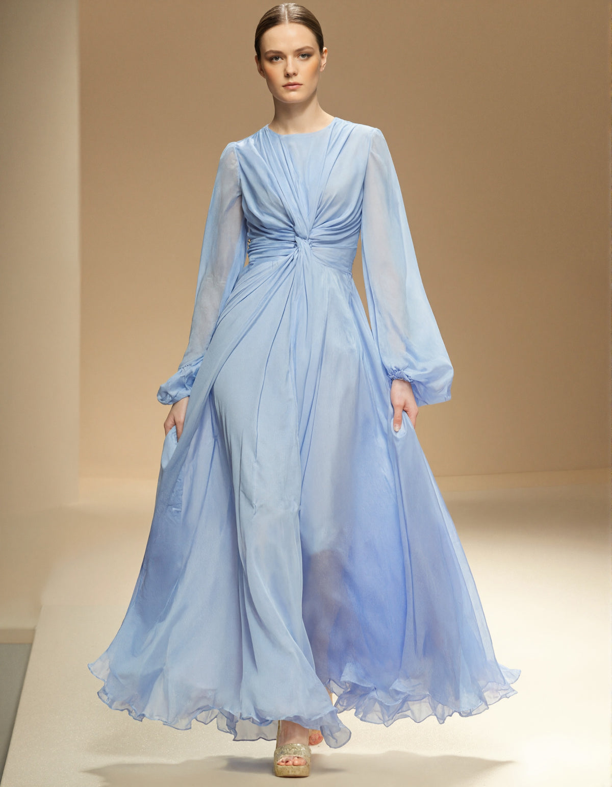 Vestido Maxi de Chiffon Azul Claro com Decote Redondo e Mangas Lanternas Longas