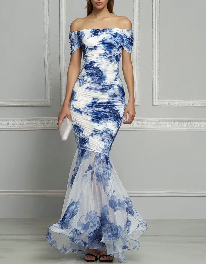 Vestido Maxi de Chiffon Azul e Branco com Estampa de Tinta Porcelana e Ombros Descobertos