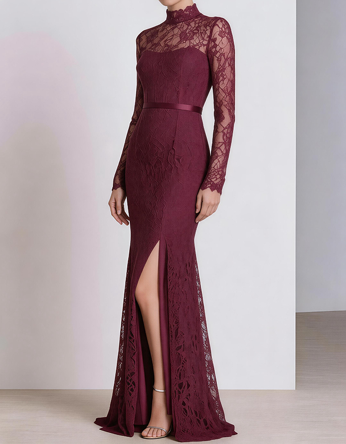 Rochie maxi bordo cu guler înalt, mâneci lungi, dantelă florală și despicătură tip sirenă