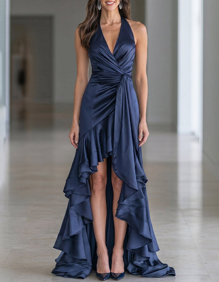 Vestido maxi azul-marinho com decote em V profundo, alças halter, torcido, franzido em cetim, com bainha assimétrica e folhos.