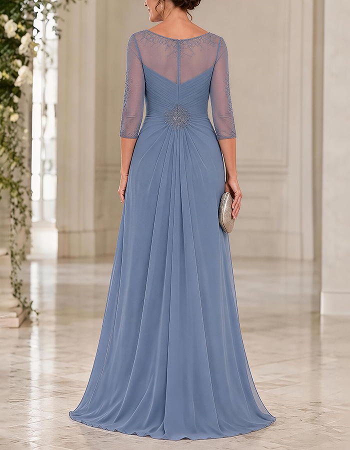 Robe longue en mousseline bleu poussiéreux, effet trompe-l’œil, col rond, manches 3/4 et fronces croisées