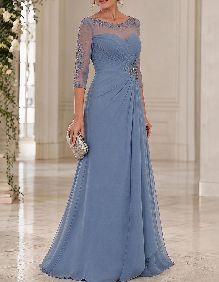 Robe longue en mousseline bleu poussiéreux, effet trompe-l’œil, col rond, manches 3/4 et fronces croisées