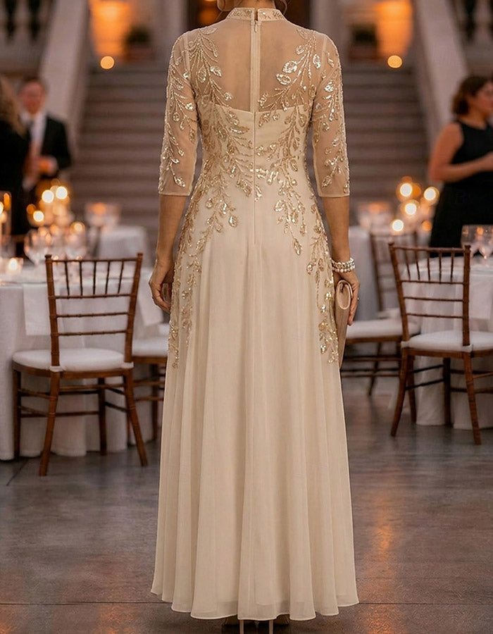Champagnerfarbiges Maxikleid mit Mandarin-Kragen, 3/4-Ärmeln, goldenen Pailletten und floraler Mesh-Chiffon-Optik