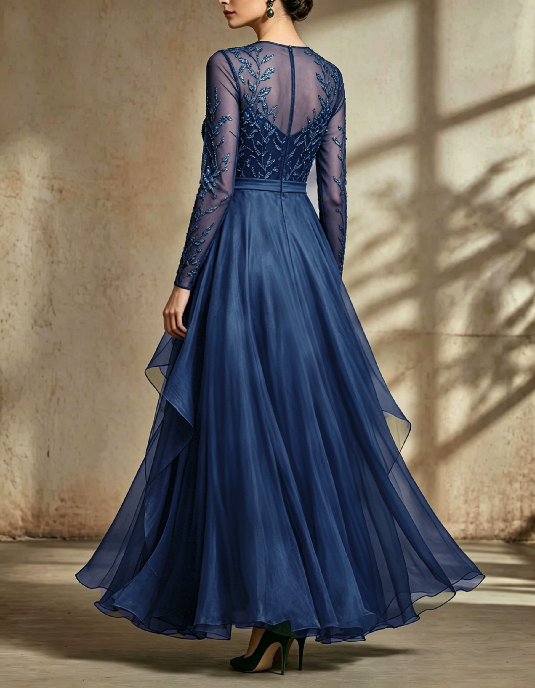 Vestido largo de satén azul oscuro con malla bordada, lentejuelas y capas