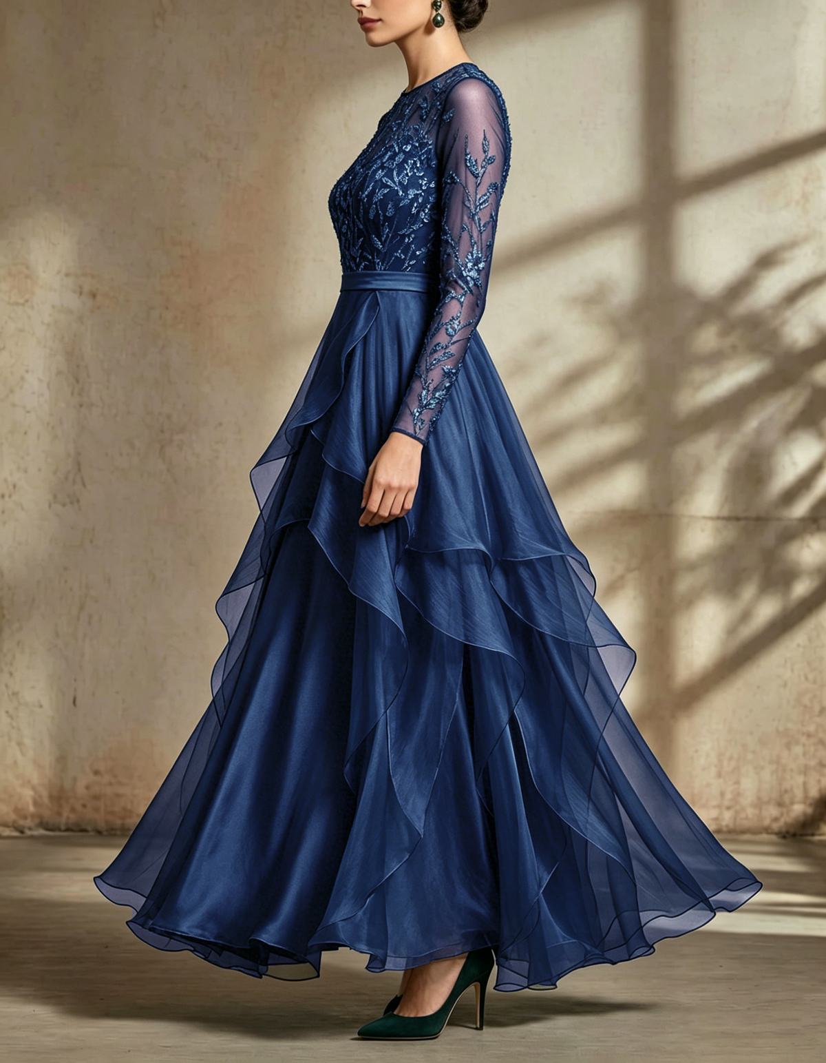 Vestido largo de satén azul oscuro con malla bordada, lentejuelas y capas