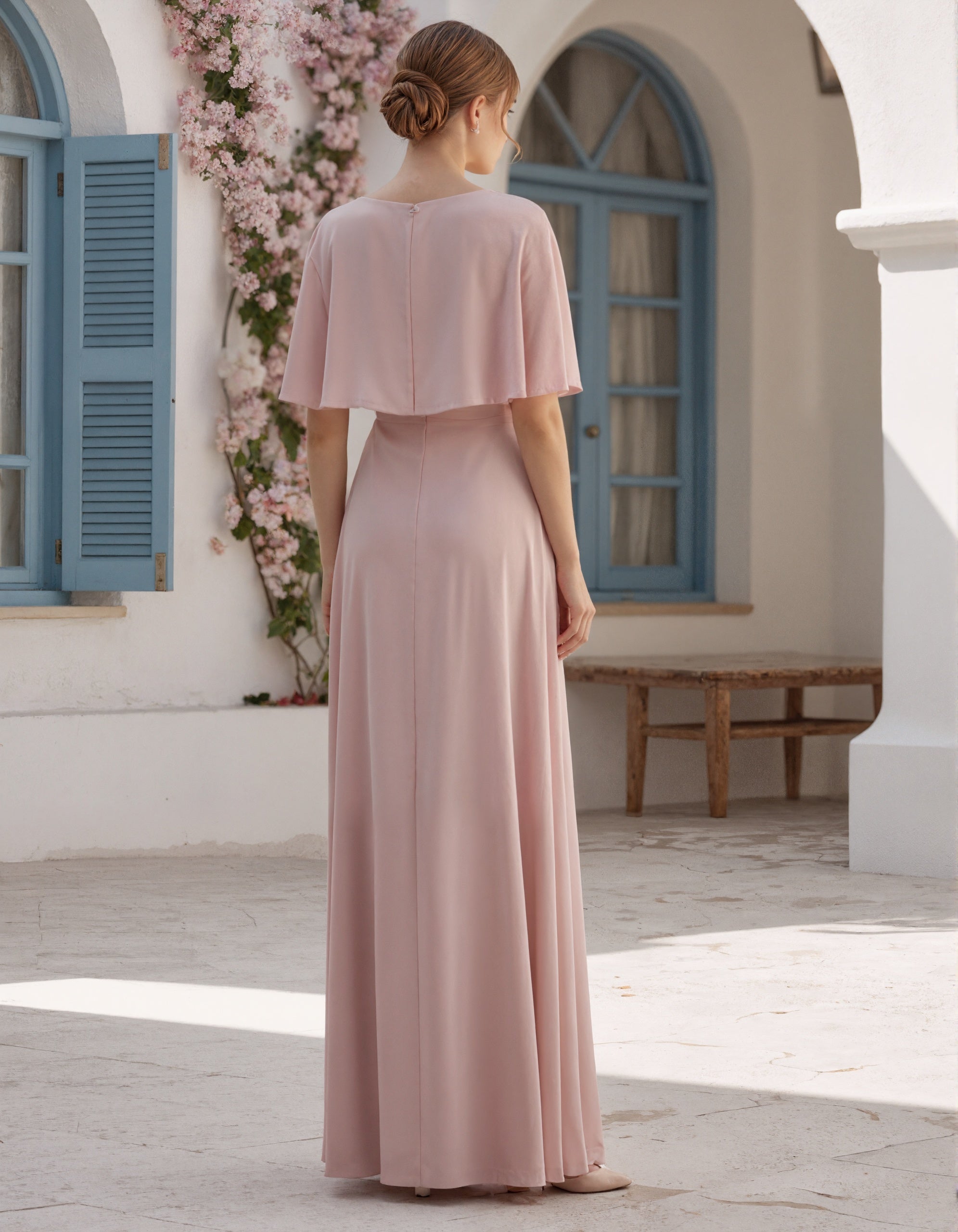 Robe maxi rose clair en mousseline avec cape à manches courtes et col rond