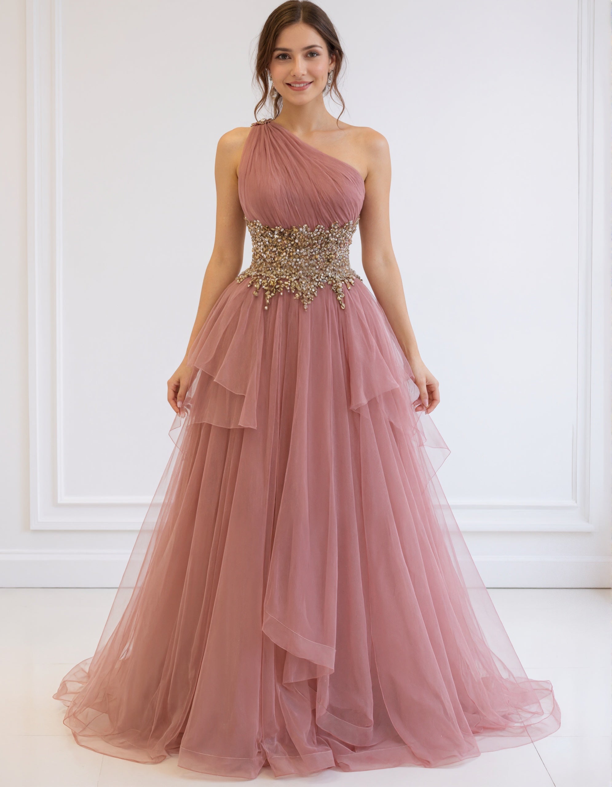 Vestido maxi rosa em tule transparente de um ombro com folhos assimétricos em camadas
