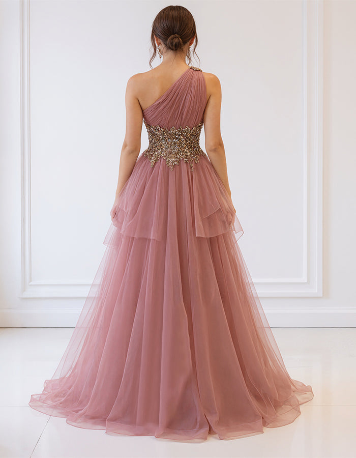 Vestido maxi rosa em tule transparente de um ombro com folhos assimétricos em camadas
