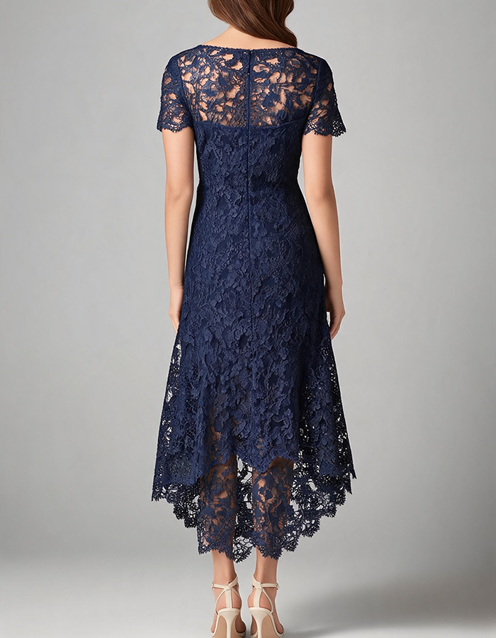 Abito midi blu navy con scollo a barca, maniche corte, pizzo floreale su tutta la superficie e orlo asimmetrico.