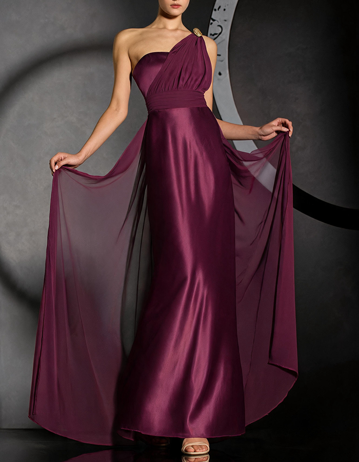 Vestido Maxi de Cetim e Chiffon com Ombro Só e Franzido na Cor Ameixa