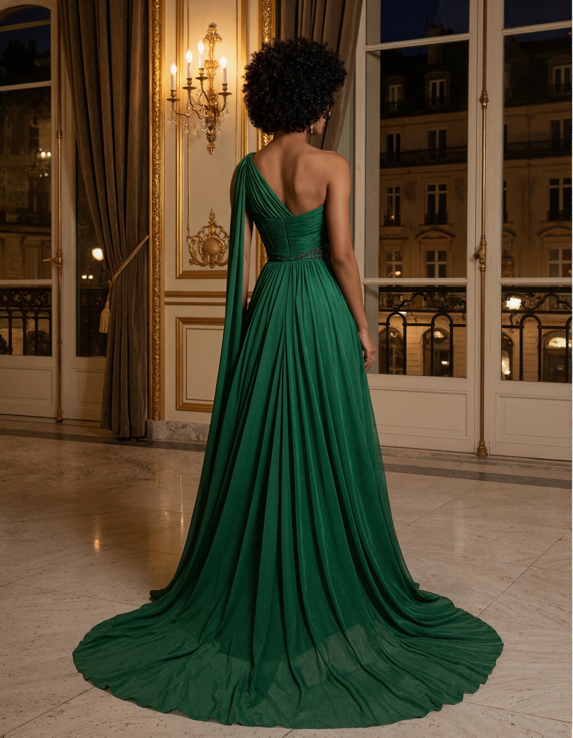 Robe longue en mousseline verte à une épaule avec plis croisés  