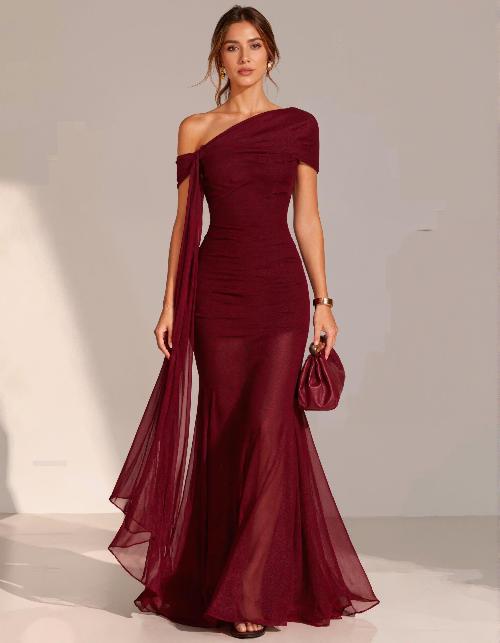 Vestido longo borgonha de chiffon com um ombro e mangas curtas drapeadas  