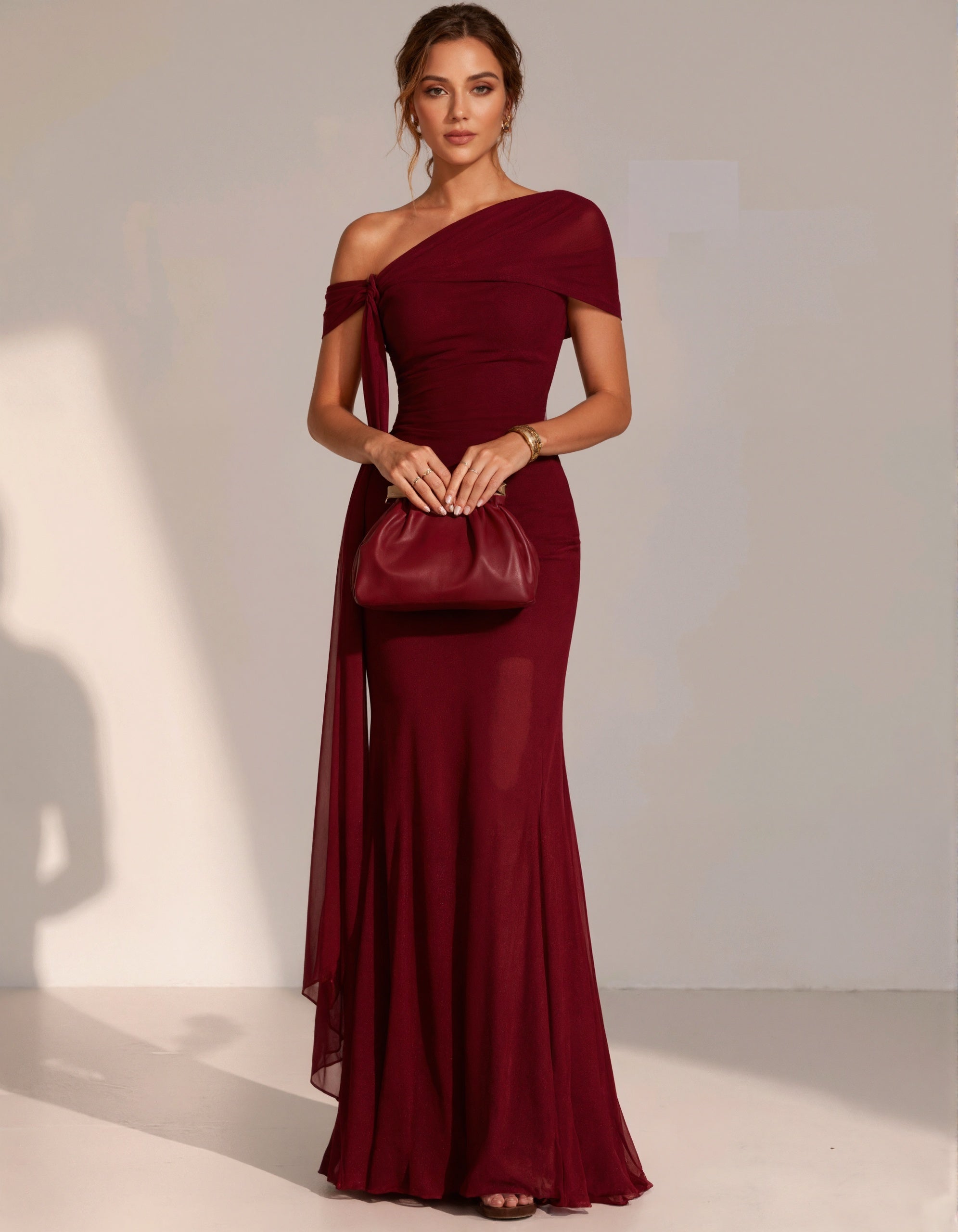 Vestido longo borgonha de chiffon com um ombro e mangas curtas drapeadas  