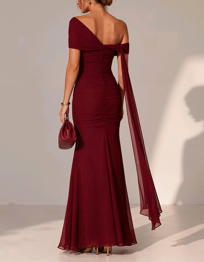 Vestido longo borgonha de chiffon com um ombro e mangas curtas drapeadas  