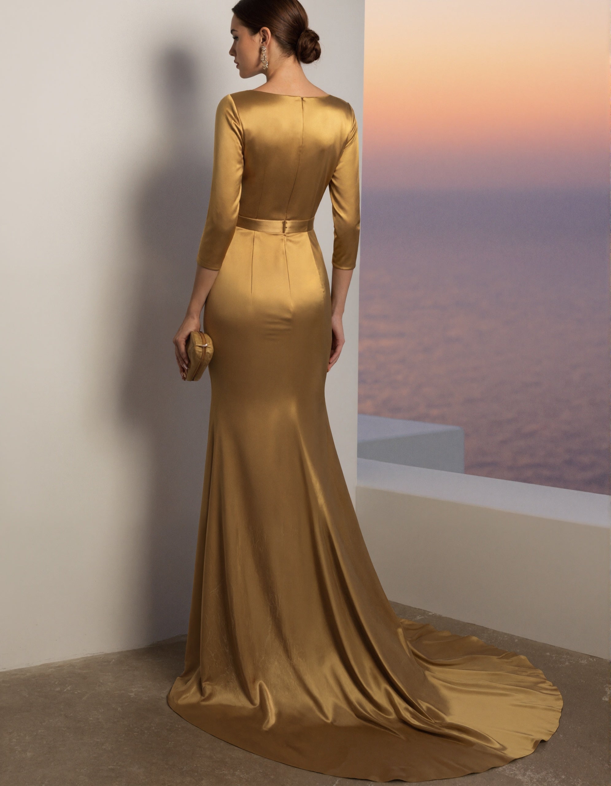 Robe longue en satin doré à col en V et manches trois-quarts  