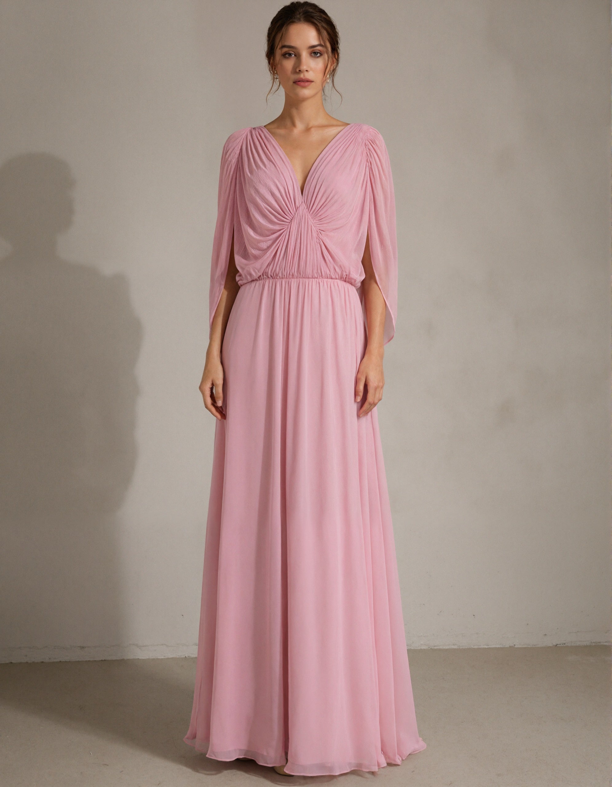 Vestido longo rosa de chiffon com decote em V profundo e xale plissado  