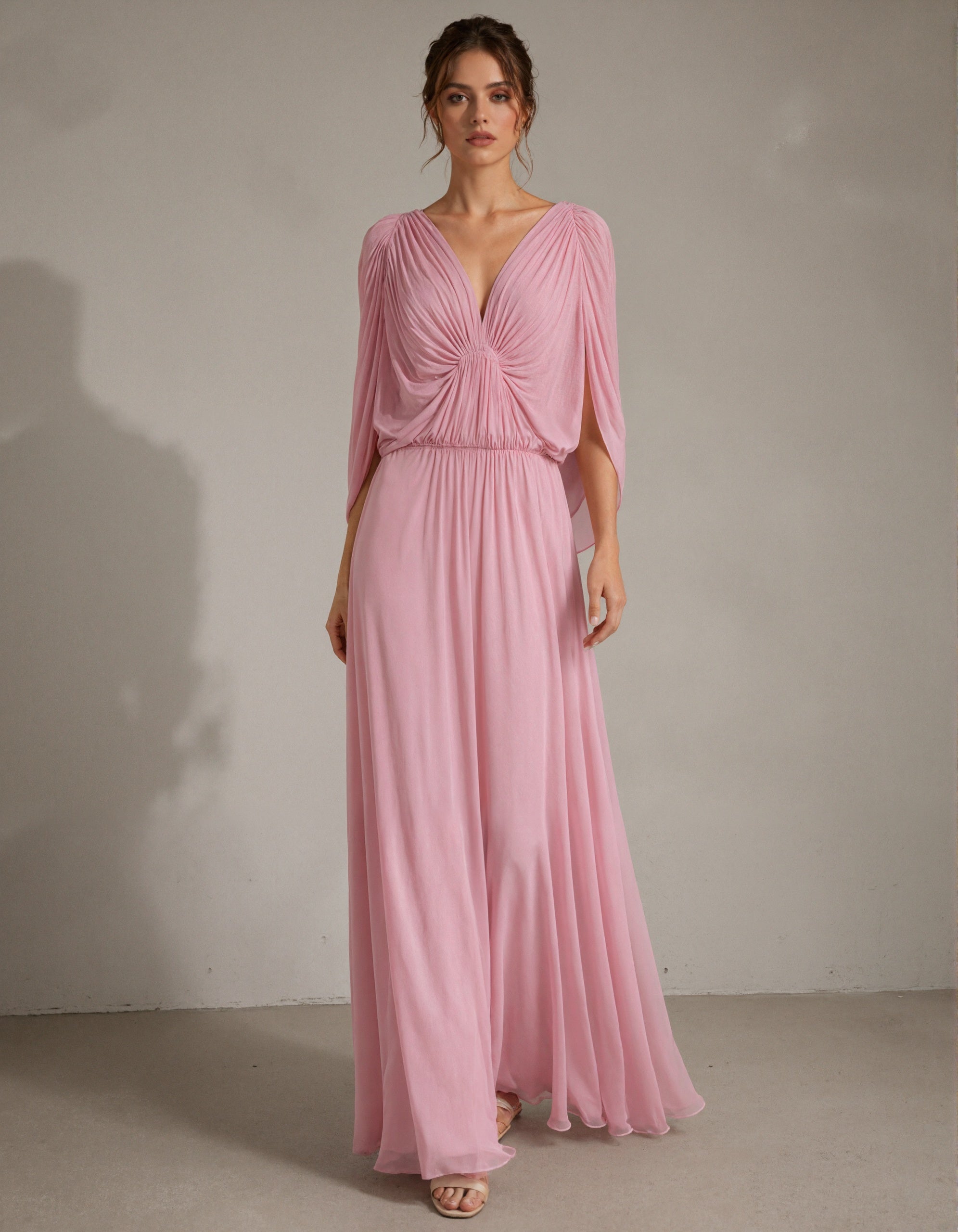 Vestido longo rosa de chiffon com decote em V profundo e xale plissado  
