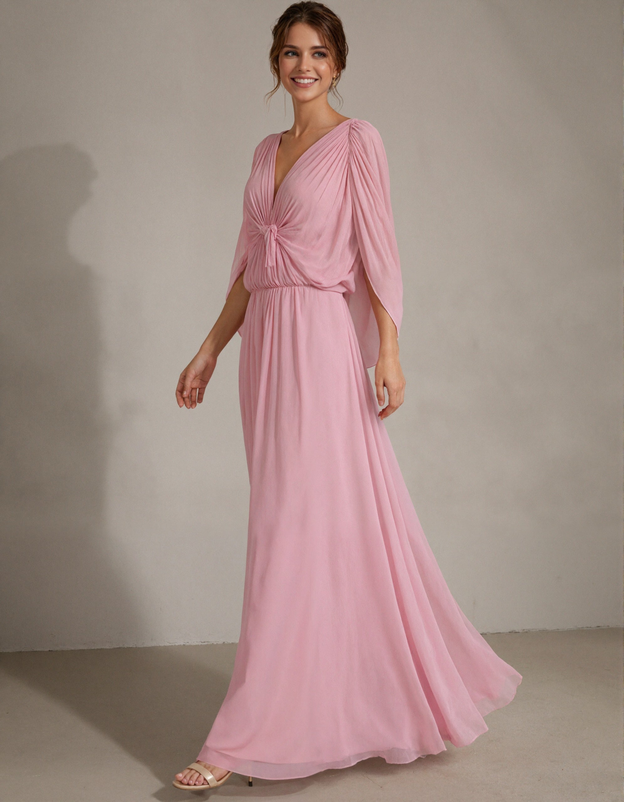 Vestido longo rosa de chiffon com decote em V profundo e xale plissado  