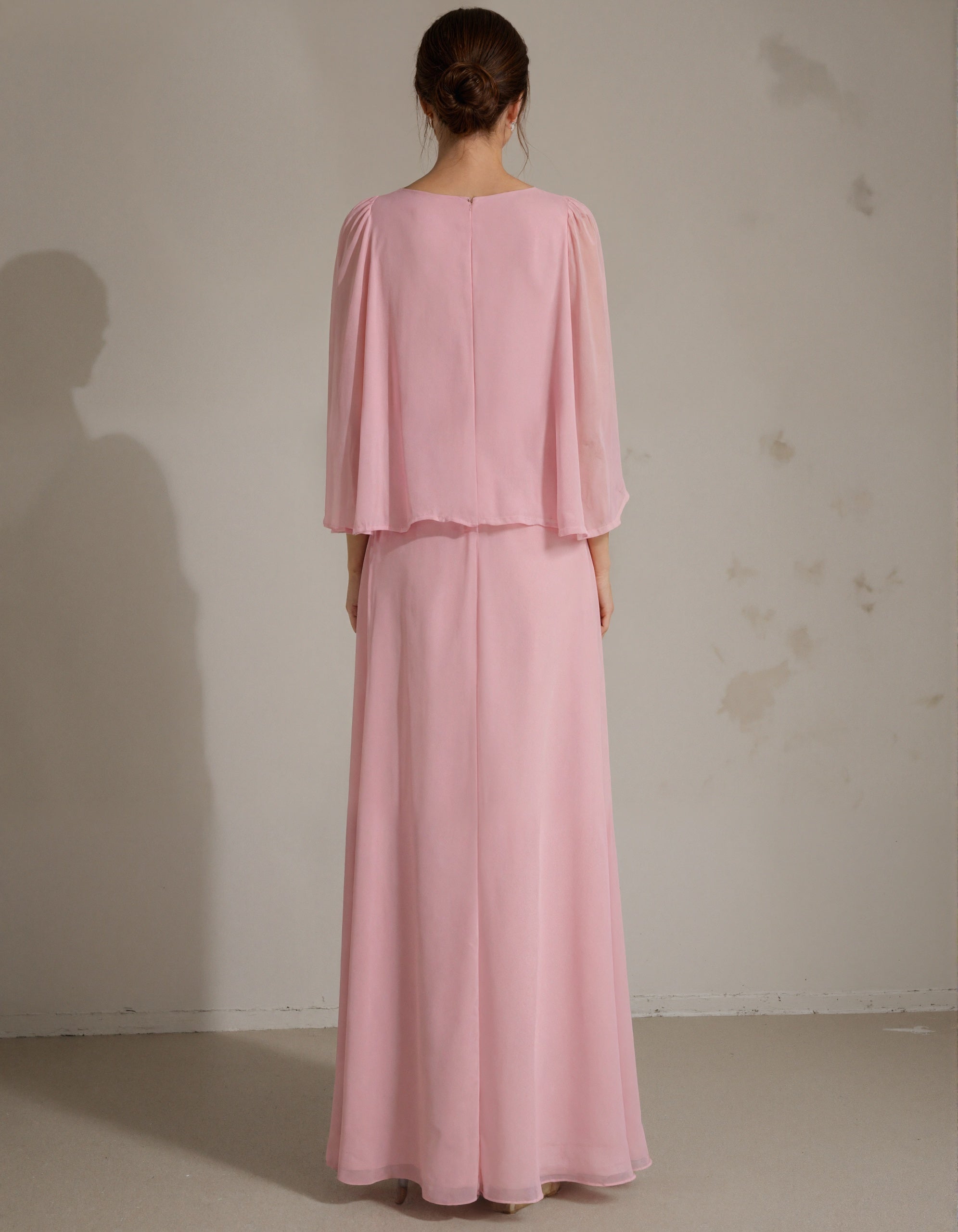 Vestido longo rosa de chiffon com decote em V profundo e xale plissado  