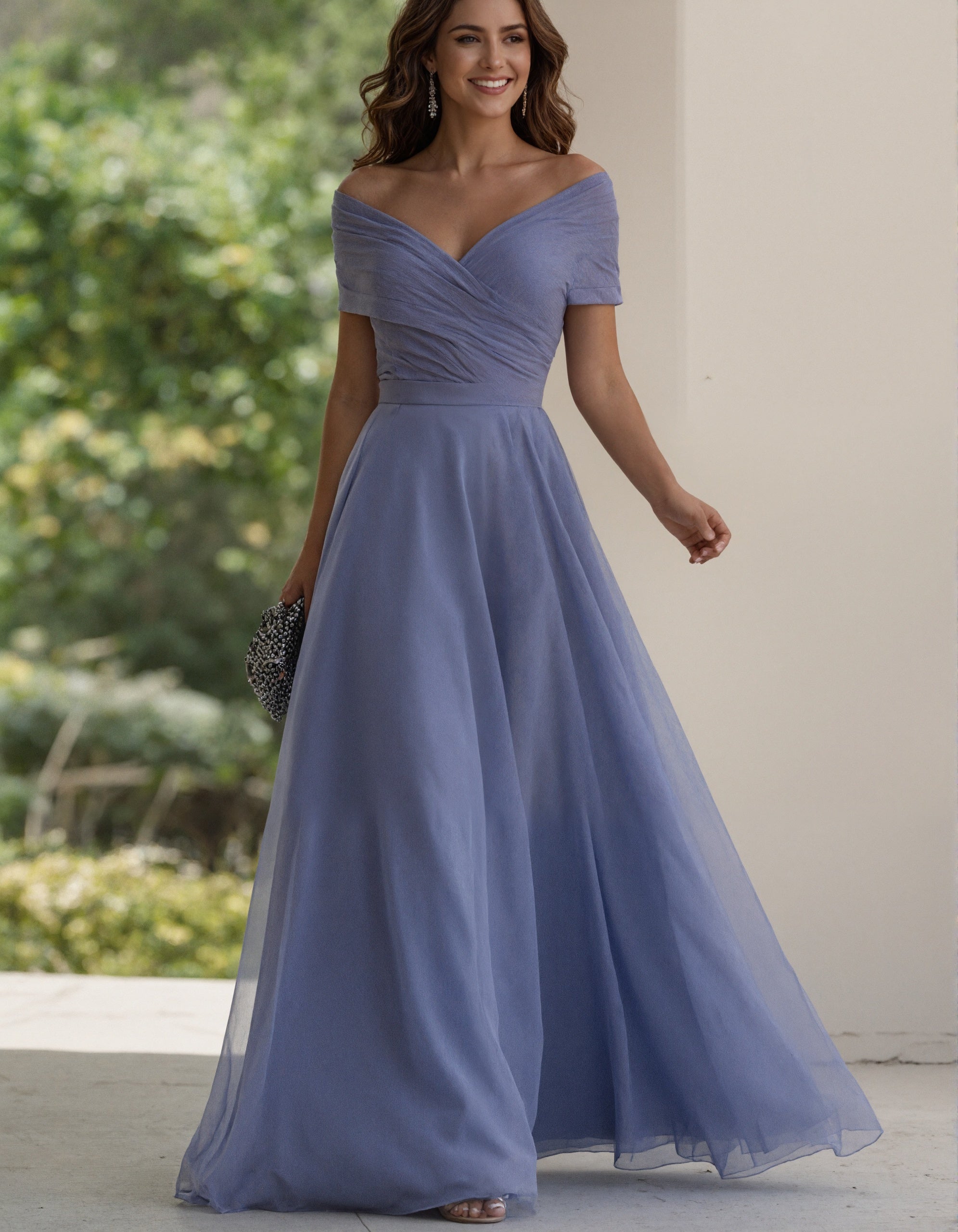 Robe longue en mousseline bleue à épaules dénudées et ceinture nouée  