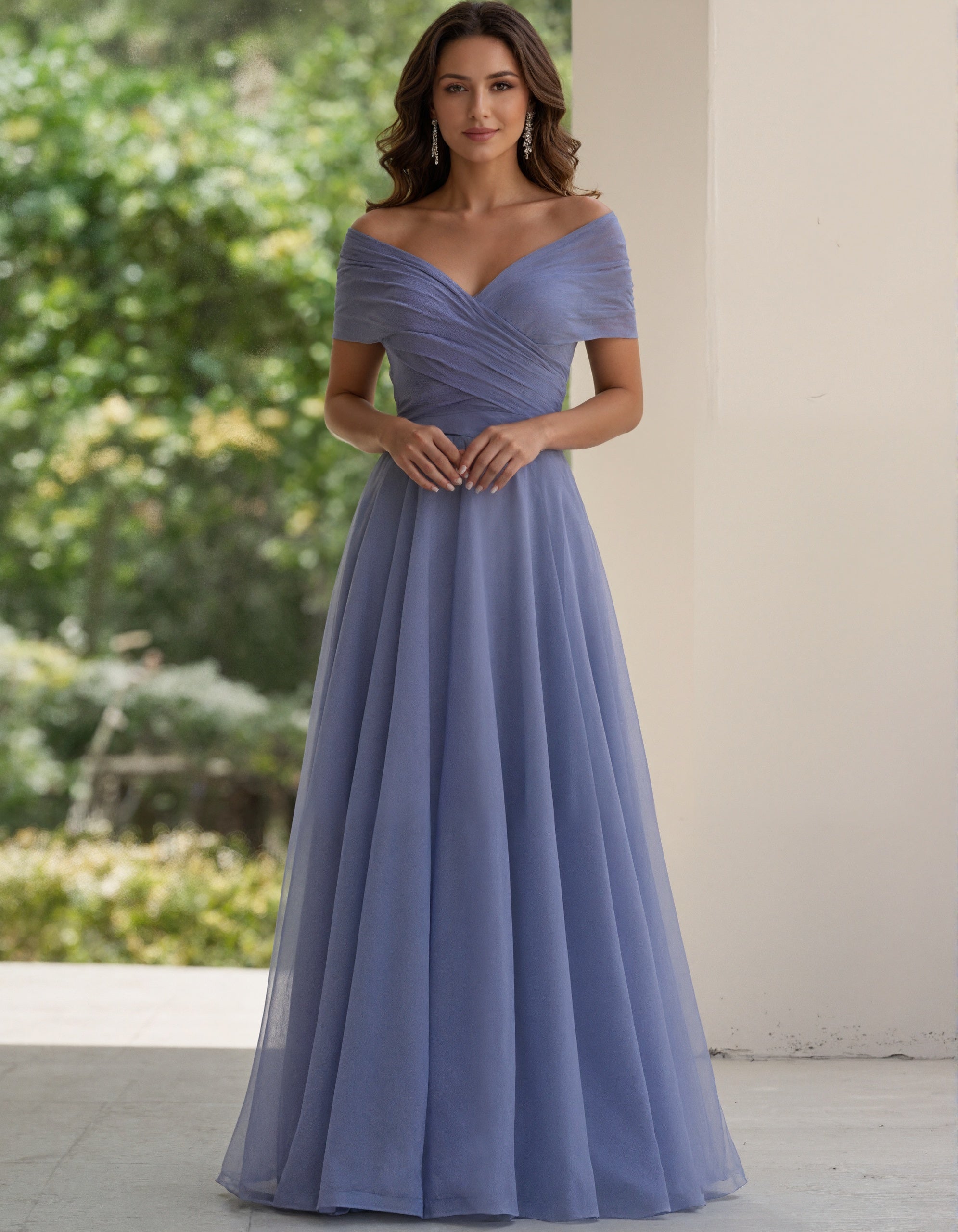 Robe longue en mousseline bleue à épaules dénudées et ceinture nouée  
