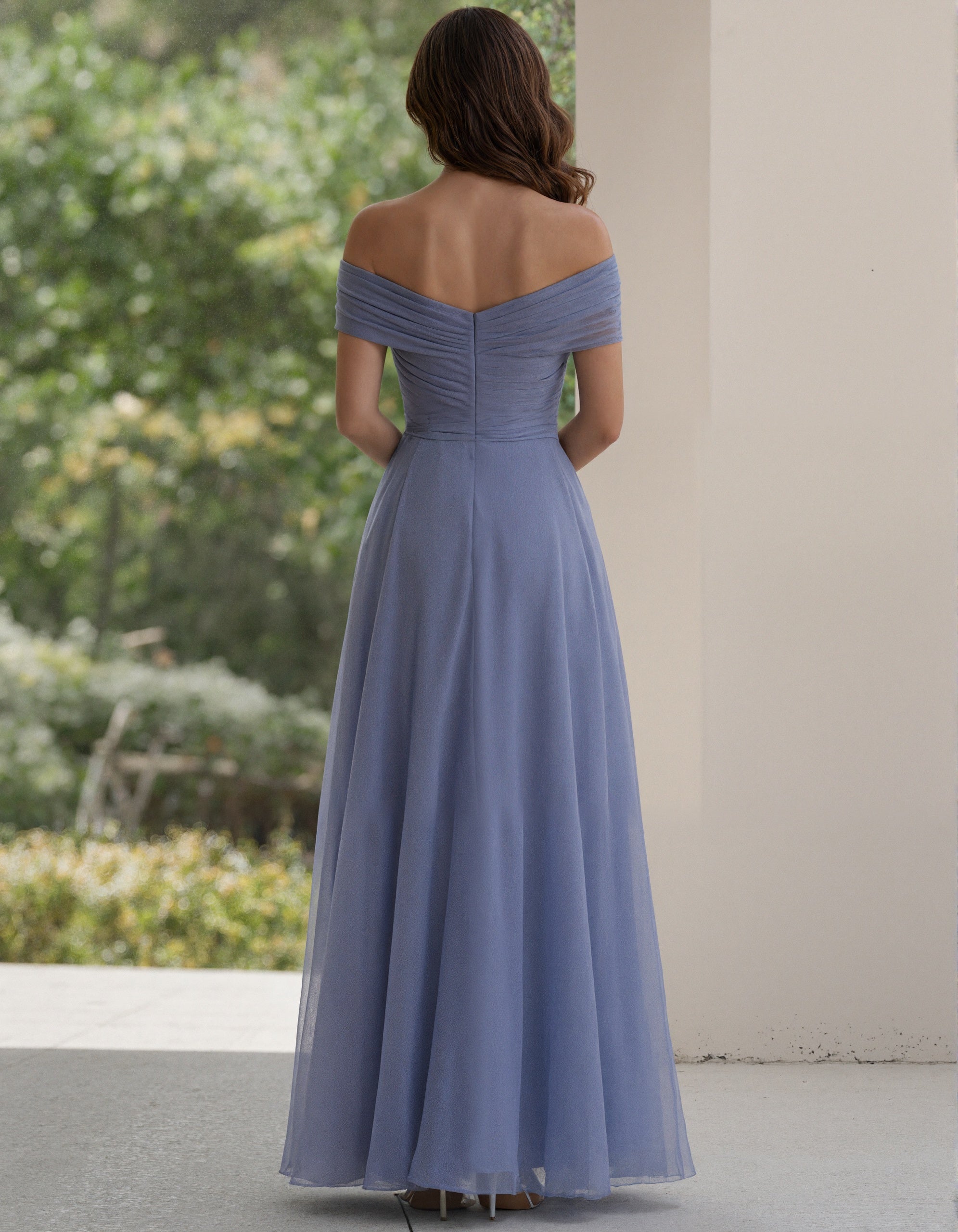 Robe longue en mousseline bleue à épaules dénudées et ceinture nouée  
