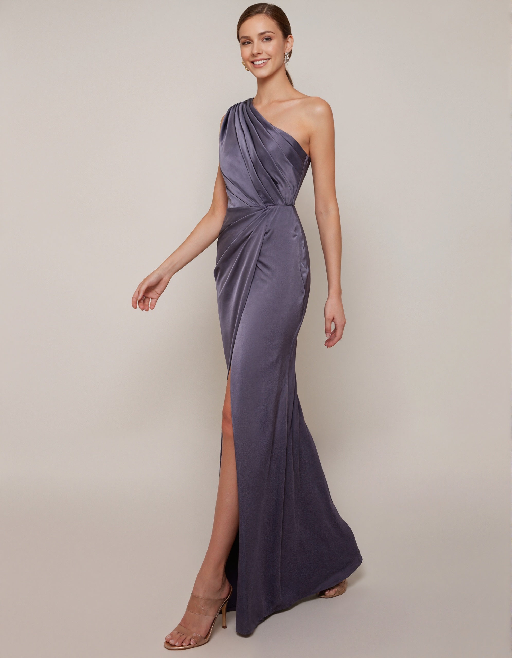 Vestido longo cinza roxo de cetim com um ombro  