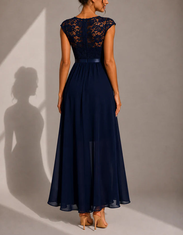 Robe longue unie en mousseline à col rond avec dentelle florale et manches courtes  