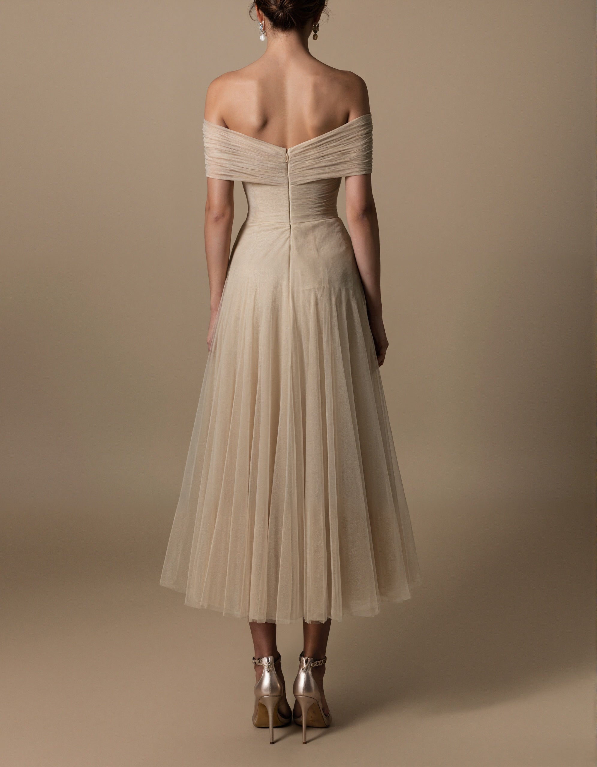 Robe longue en tulle couleur champagne à épaules dénudées avec plis  