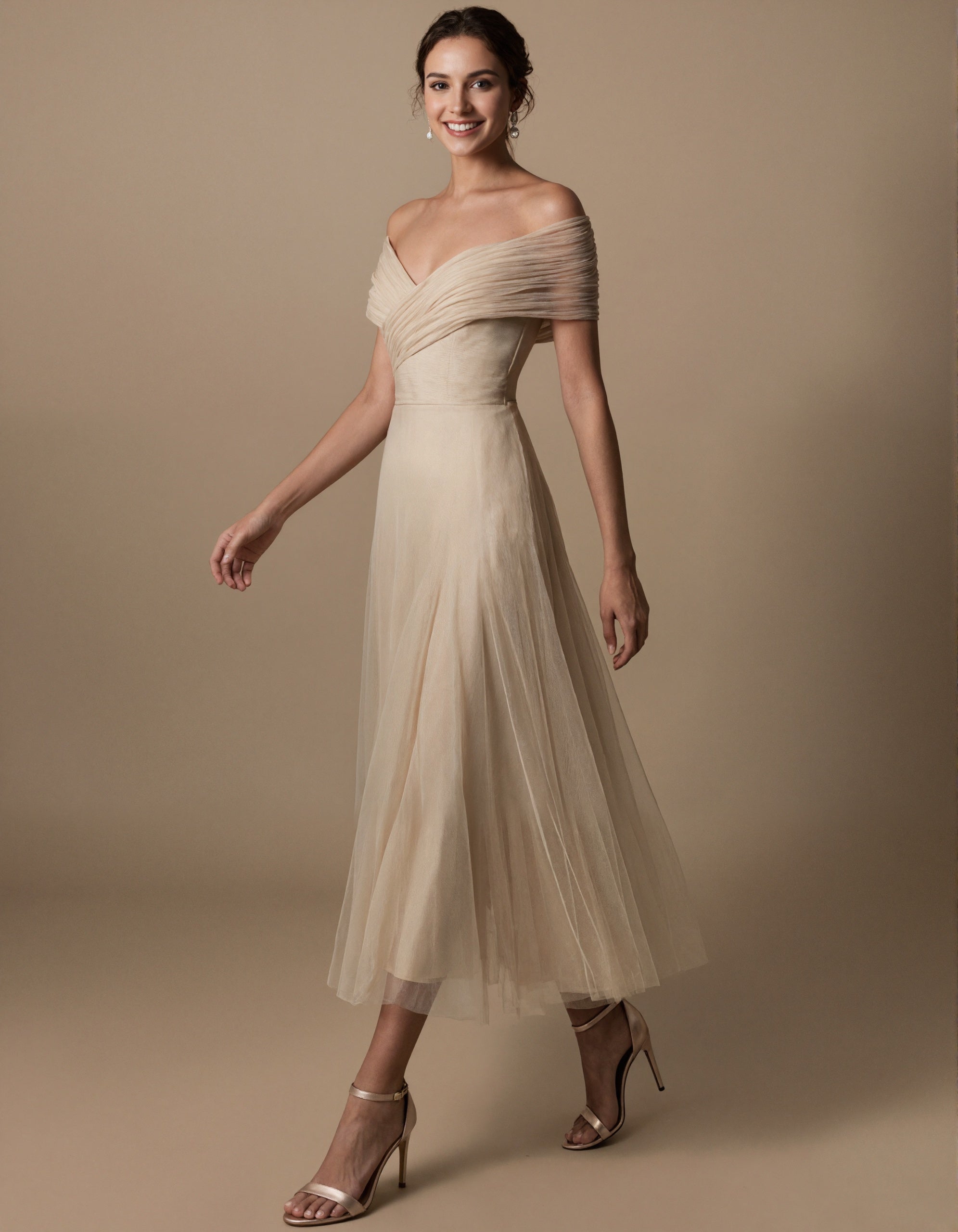 Robe longue en tulle couleur champagne à épaules dénudées avec plis  
