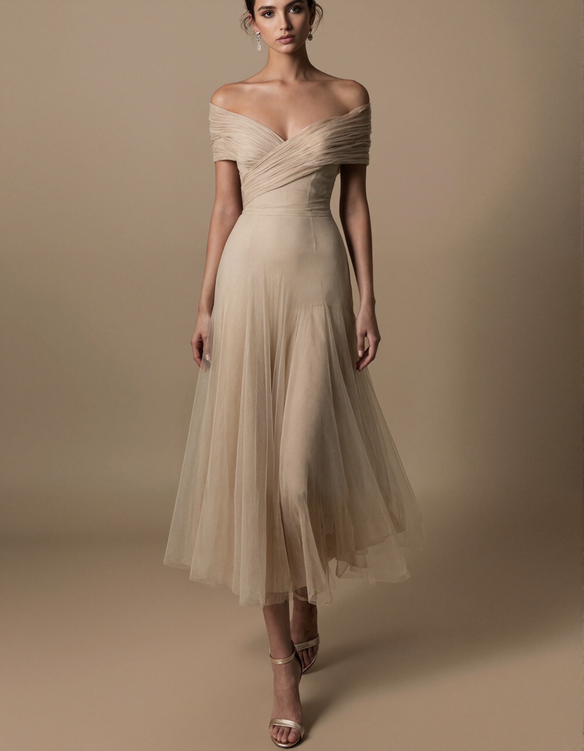 Robe longue en tulle couleur champagne à épaules dénudées avec plis  