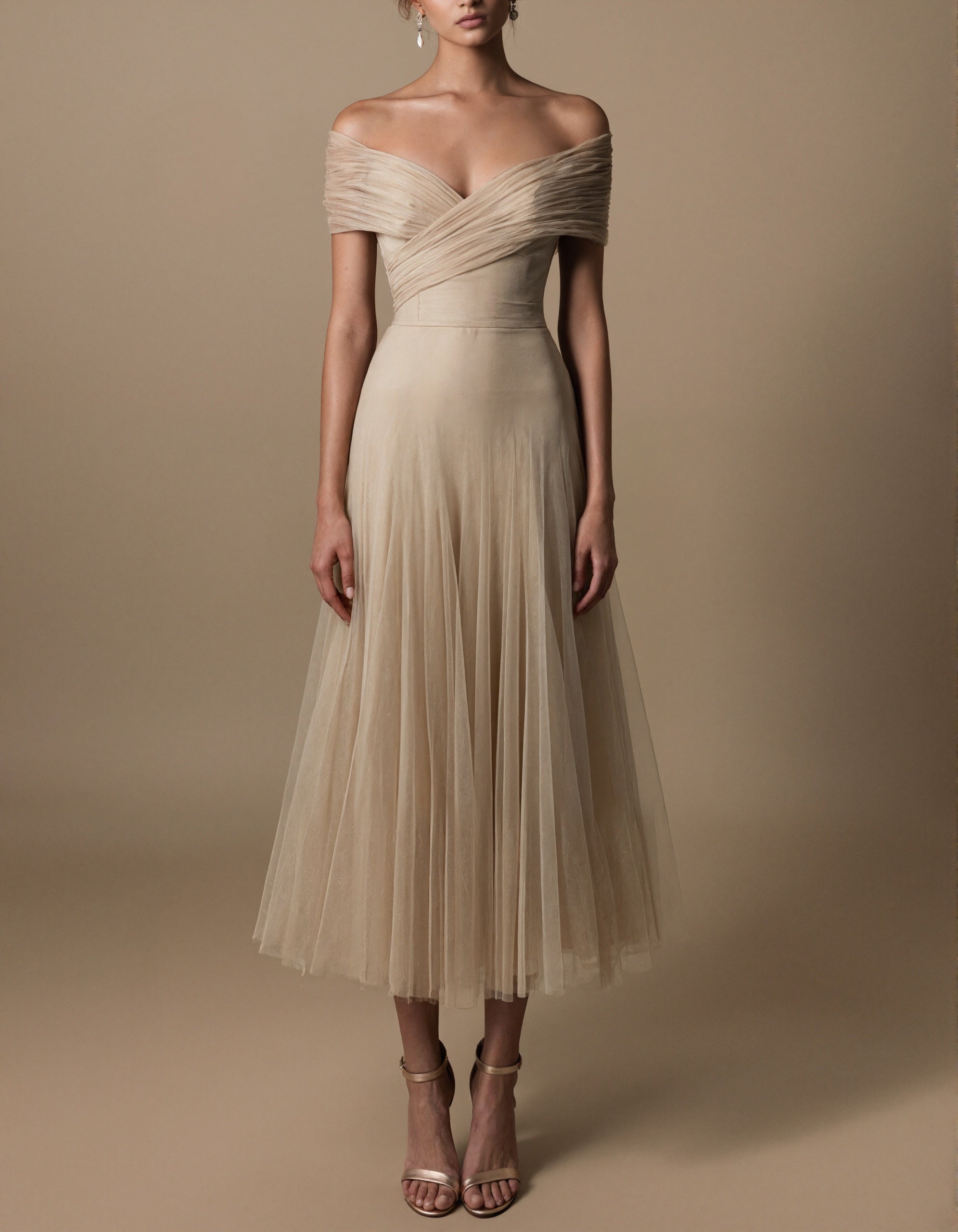Robe longue en tulle couleur champagne à épaules dénudées avec plis  