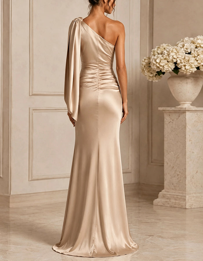 Robe longue en satin couleur champagne à une épaule  