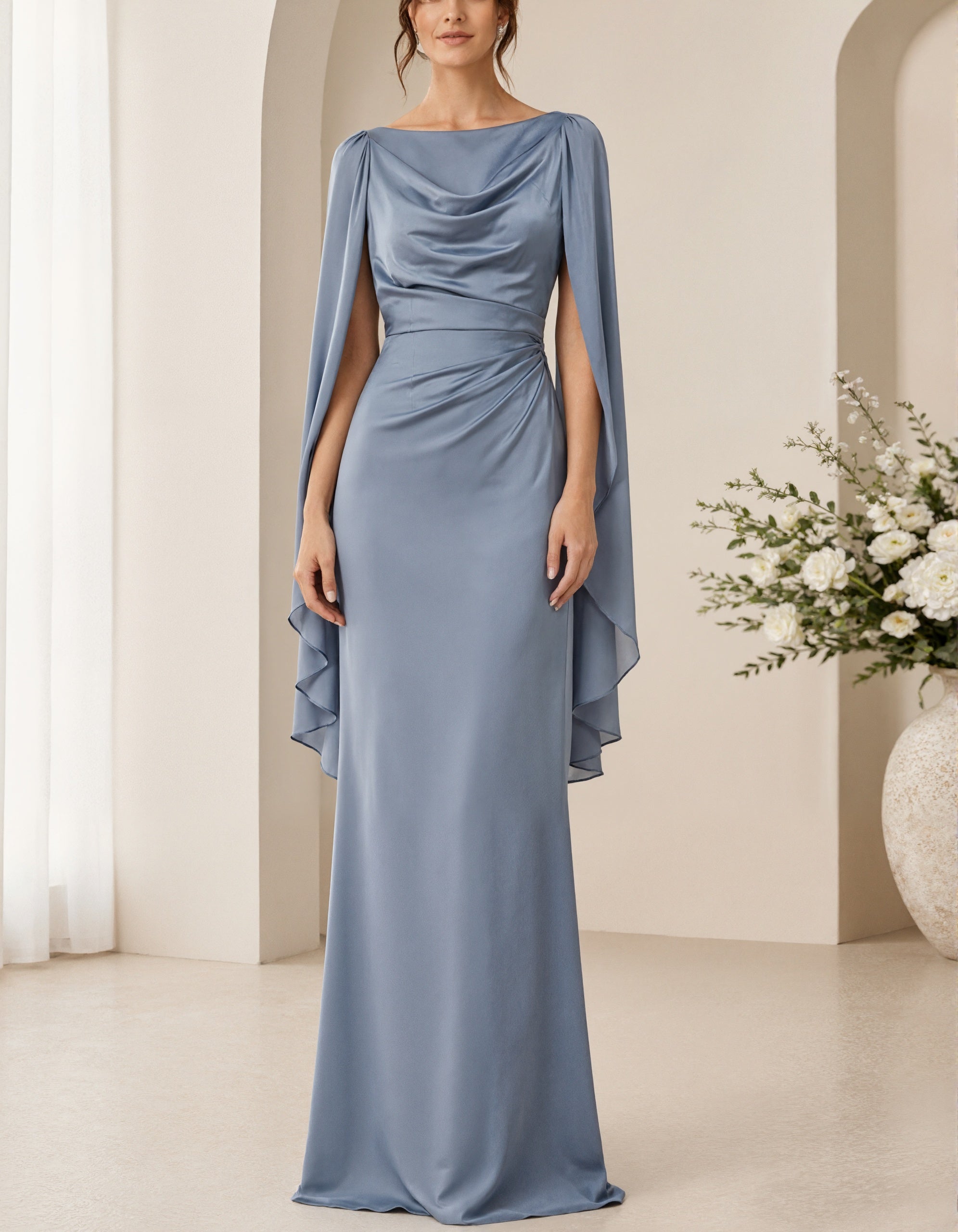 Vestido longo cinza-azulado de cetim com gola drapeada e mangas tipo xale  