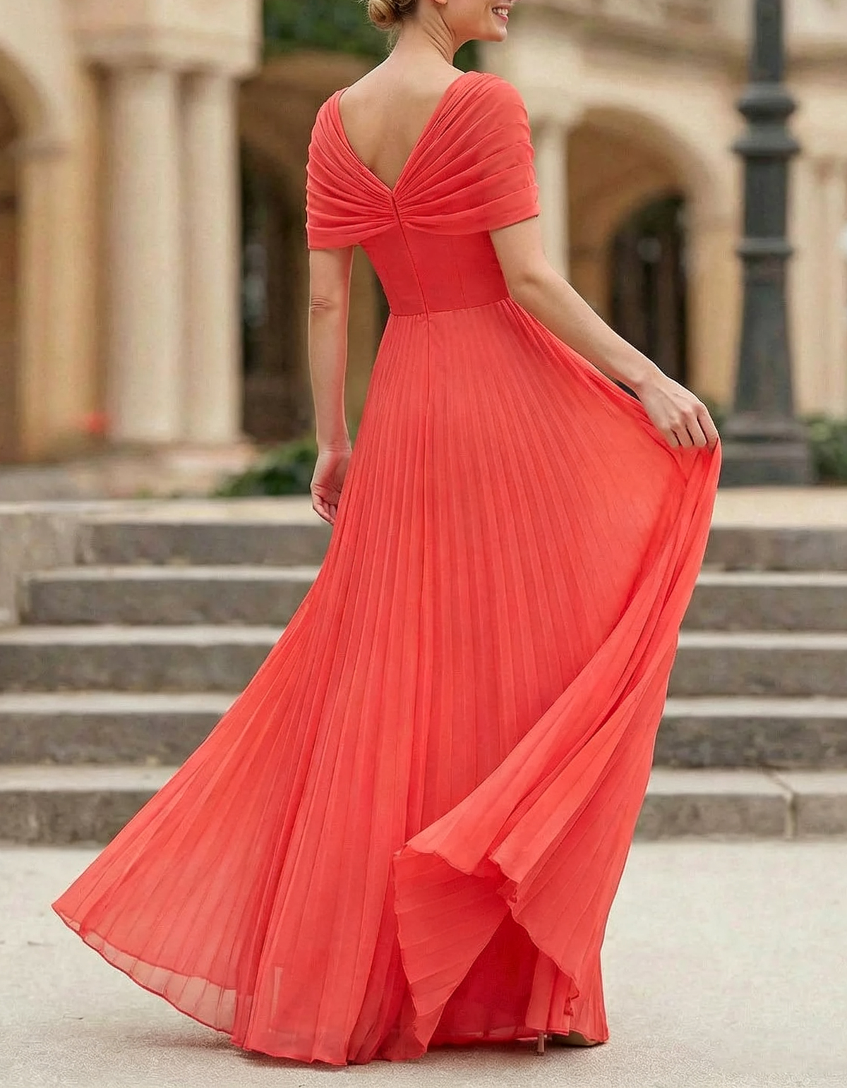 Maxikleid im A-Linien-Stil aus plissiertem Chiffon mit gedrehtem V-Ausschnitt und kurzen Ärmeln