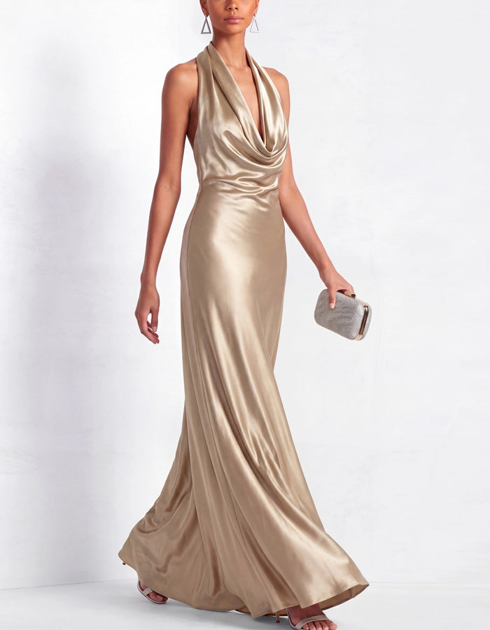 Vestido longo champanhe de cetim, costas nuas, decote halter e cauda de peixe  