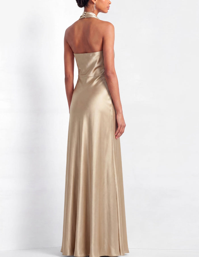 Vestido longo champanhe de cetim, costas nuas, decote halter e cauda de peixe  