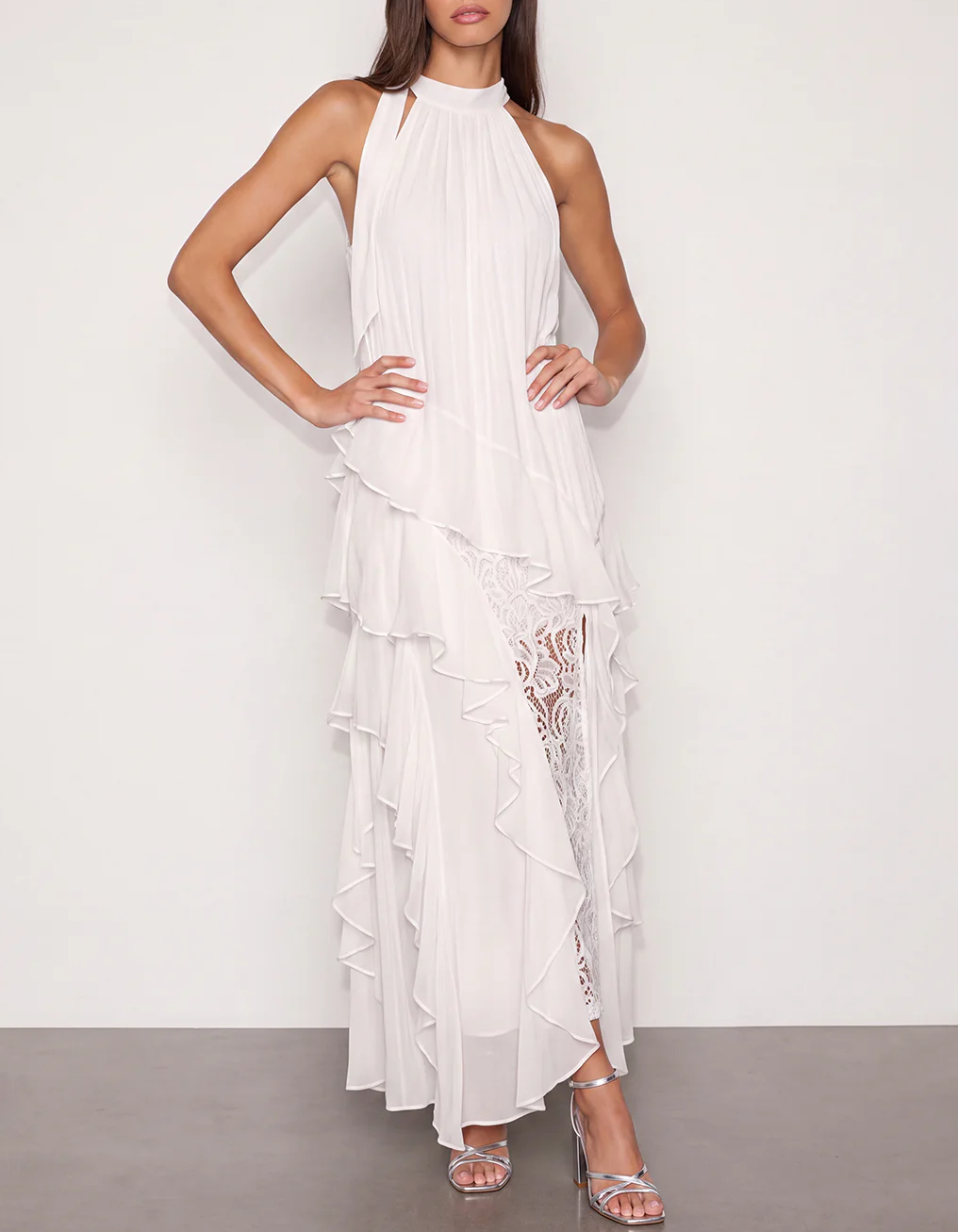 Witte halternek gelaagde ruches chiffon kanten split maxi formele jurk