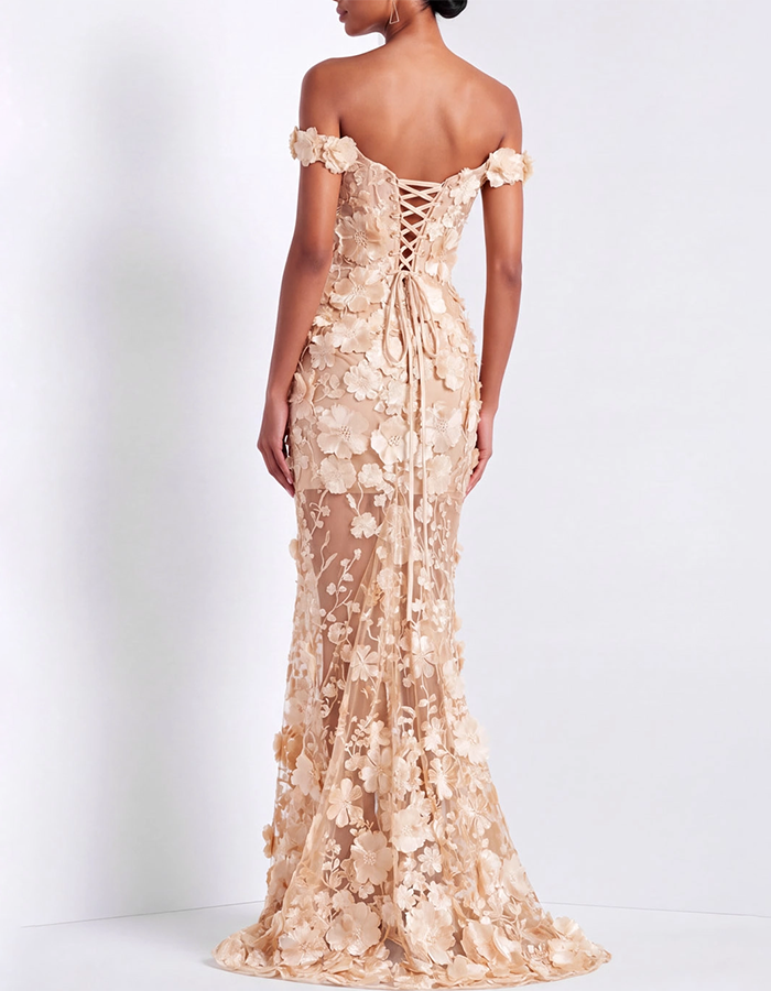 Vestido largo sirena de malla con flores 3D y escote off-the-shoulder color champán