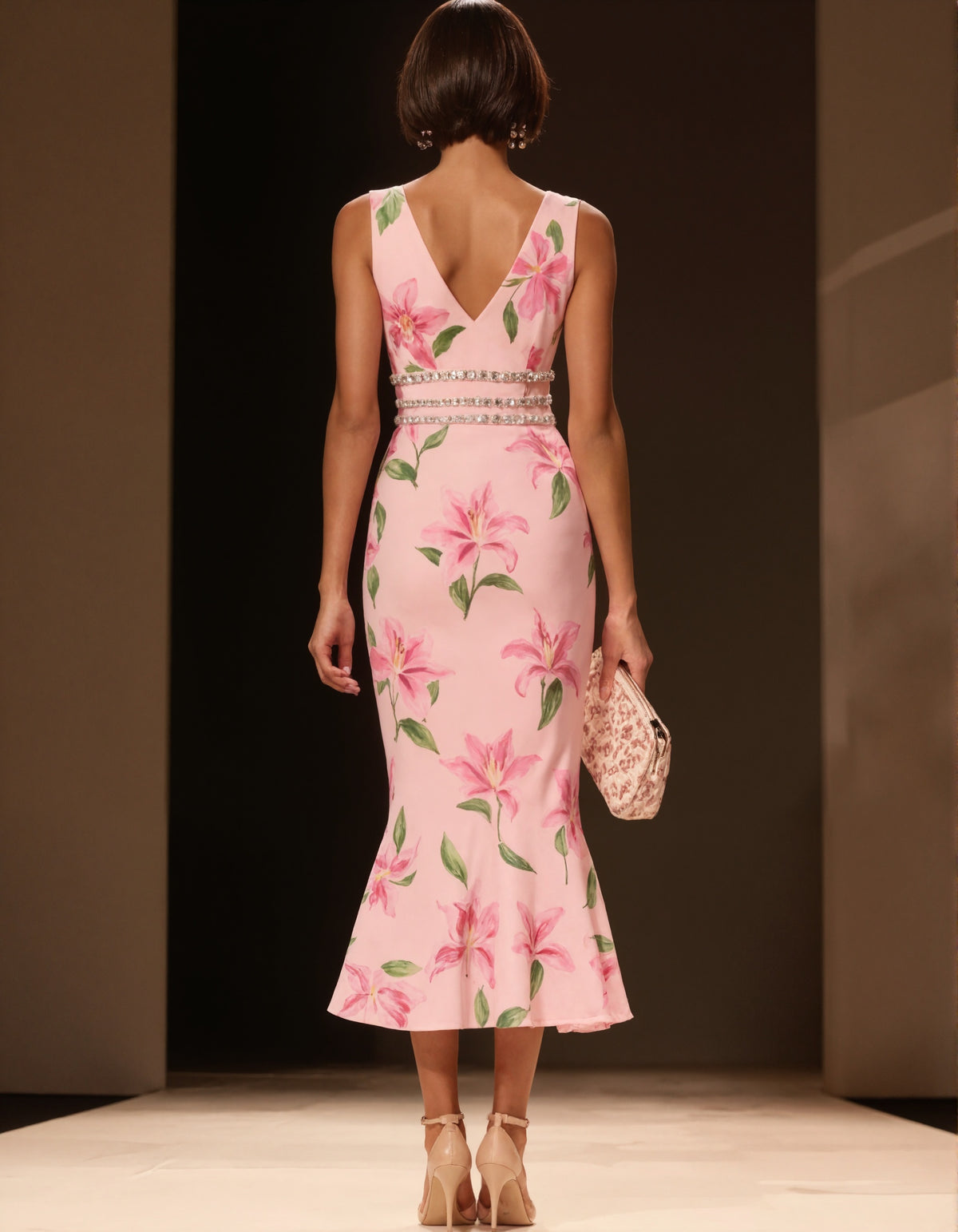 Incantevole abito midi rosa con stampa floreale e dettaglio di cristalli in vita