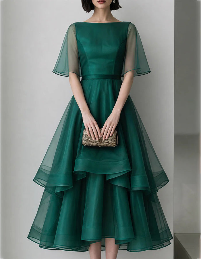 Robe midi en organza vert émeraude transparent à manches cape et volants à plusieurs niveaux